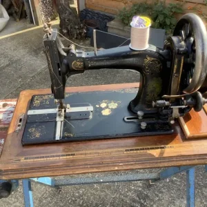 Vintage sewing machine - Image 2