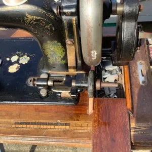 Vintage sewing machine - Image 3