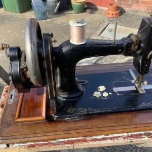 Vintage sewing machine - Image 4