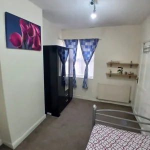 2 bedroom room in allerton-bradford, Denby Lane - Image 2