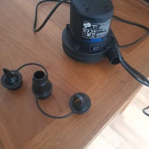 Double air bed and air pump with adapters - Image 2