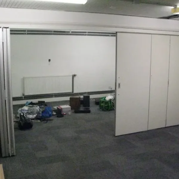 Foldable divider wall