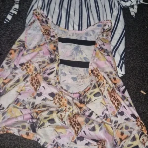 2 Tops - Image 2