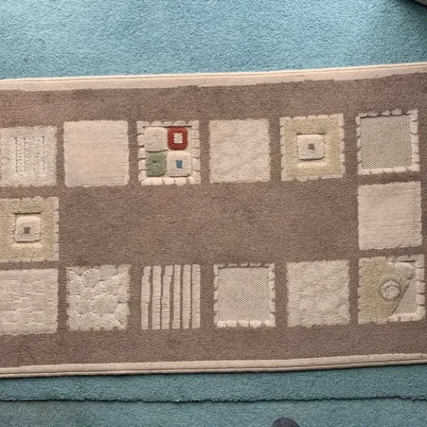 Beige bound rug