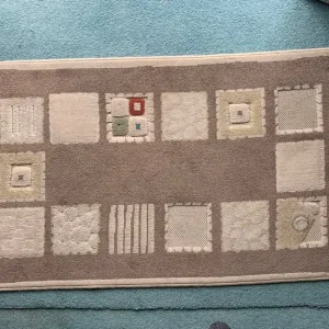 Beige bound rug