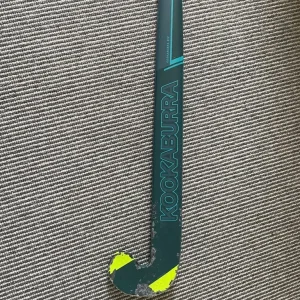Junior kookaburra hockey stick, bag and shin pads - Image 5