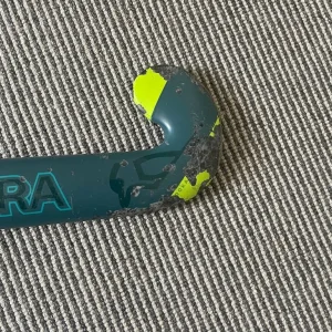 Junior kookaburra hockey stick, bag and shin pads - Image 6