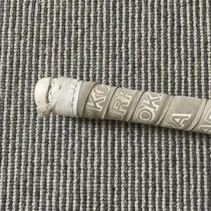 Junior kookaburra hockey stick, bag and shin pads - Image 7