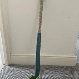 Junior kookaburra hockey stick, bag and shin pads - Image 8