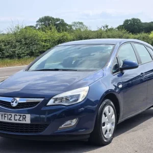 2012 Vauxhall Astra 1.4 Exclusive 5-door Hatchback - Image 2