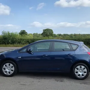 2012 Vauxhall Astra 1.4 Exclusive 5-door Hatchback - Image 3