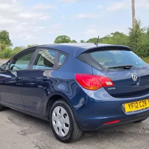 2012 Vauxhall Astra 1.4 Exclusive 5-door Hatchback - Image 4