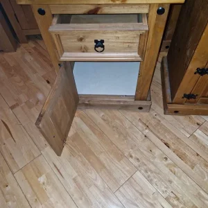 Pairs of Mexican pine bedside tables - Image 4
