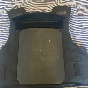 BODY ARMOUR VEST WITH BALLISTIC PANELS - Image 4