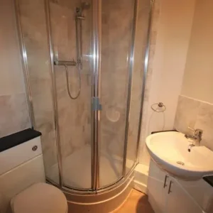 Two-bedroom apartment with modern fittings - Image 5