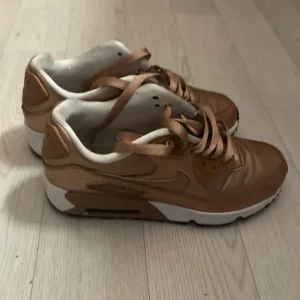 Nike Air 90 Women Size 5.5