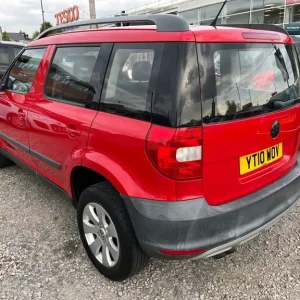 2010 Skoda Yeti 1.2 TSI S 5-door hatchback in red - Image 4