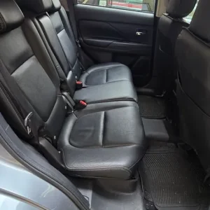 2014 Mitsubishi Outlander - Image 4