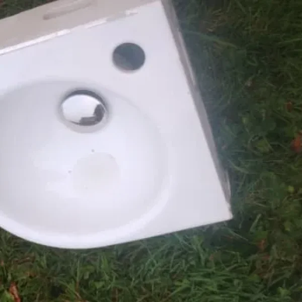 One-hole cloakroom basin