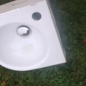 One-hole cloakroom basin