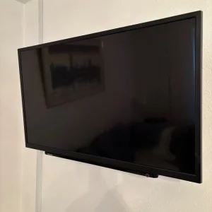 Toshiba 32 Inch HD TV with Freeview and Wall Bracket - Image 2