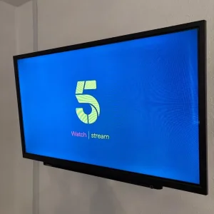 Toshiba 32 Inch HD TV with Freeview and Wall Bracket