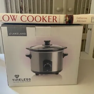 Lakeland 1.5L Slow Cooker And Cookbook - Image 3