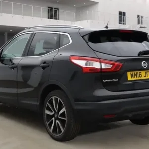 2016 Nissan Qashqai Tekna 5-door with panoramic sunroof and leather seats - Image 2