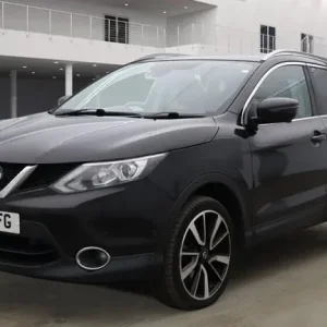2016 Nissan Qashqai Tekna 5-door with panoramic sunroof and leather seats - Image 5