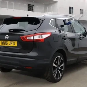 2016 Nissan Qashqai Tekna 5-door with panoramic sunroof and leather seats - Image 6