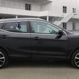 2016 Nissan Qashqai Tekna 5-door with panoramic sunroof and leather seats - Image 7