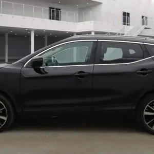 2016 Nissan Qashqai Tekna 5-door with panoramic sunroof and leather seats - Image 8