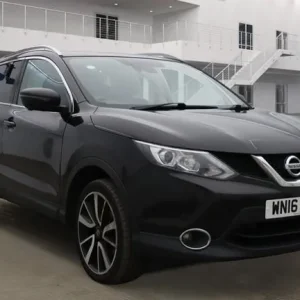 2016 Nissan Qashqai Tekna 5-door with panoramic sunroof and leather seats