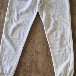 Tracksuit bottoms and striped cardigans - Image 7