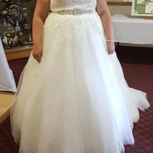 Wedding Dress size 20 with underskirt and new jacket - Image 2