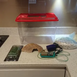 Ferplast 21lt aquarium with gravel, plants, and air pump