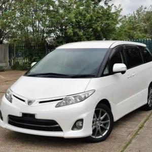 2011 Toyota Estima Aeras 2.4L Auto with Leather Seats - Image 3