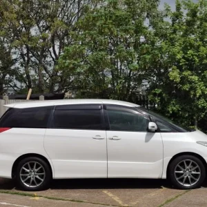 2011 Toyota Estima Aeras 2.4L Auto with Leather Seats - Image 7