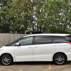 2011 Toyota Estima Aeras 2.4L Auto with Leather Seats - Image 8
