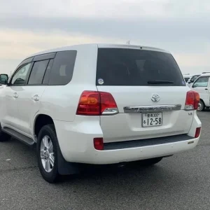 Toyota Land Cruiser Amazon AX G 4.6 V8 Petrol 2013 12k miles 1 owner from new - Image 8