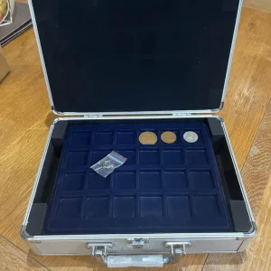 coin collectors case with 4 x £5 coins - Image 3