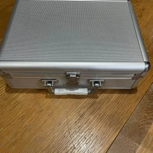 coin collectors case with 4 x £5 coins