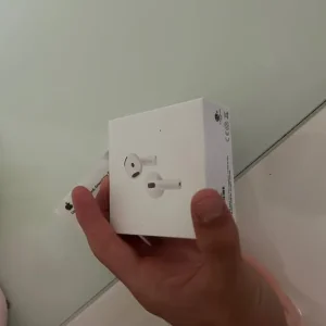 Apple AirPods Gen 4 with ANC - Image 4