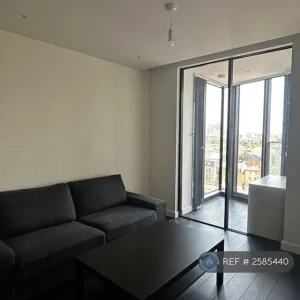 Studio flat in Bookham, Church Road - Image 2