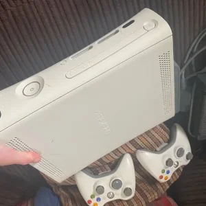 Xbox 360 White with 2 controllers - Image 2