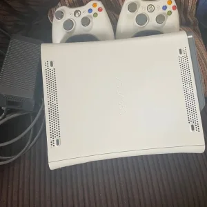Xbox 360 White with 2 controllers