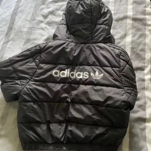 Girls adidas crop coat size 7/8 - Image 2