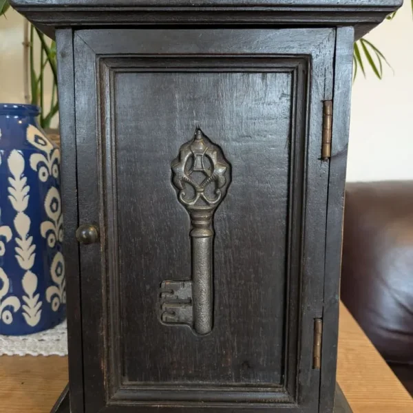 Decorative key cabinet