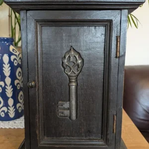 Decorative key cabinet
