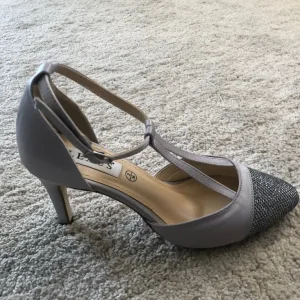 Matching silver satin shoes and clutch - Image 4